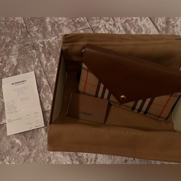 Burberry wallet with detachable strap - Picture 2 of 3